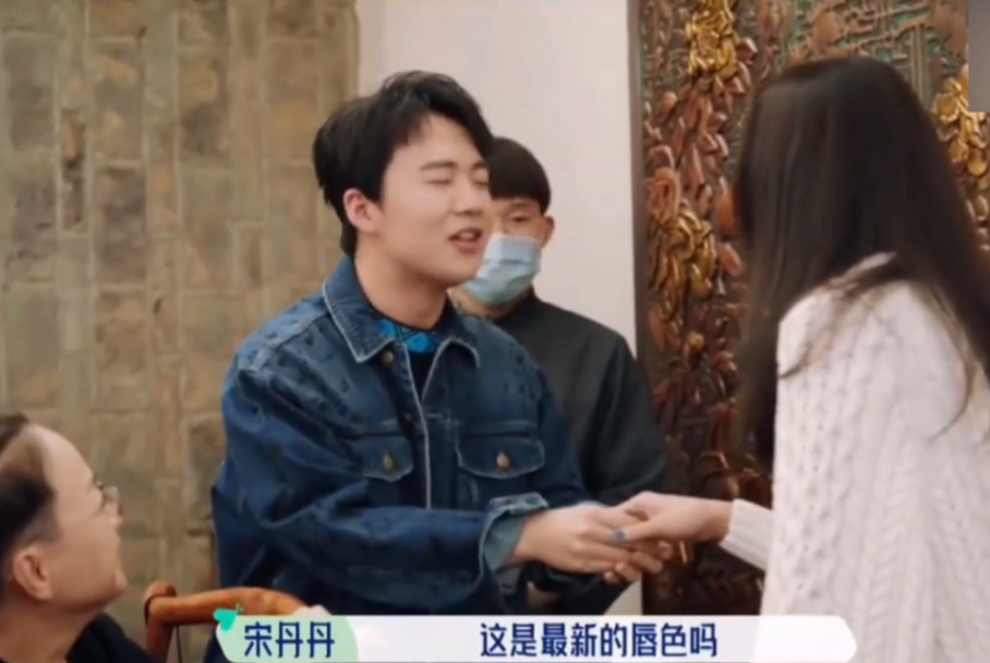 郭麒麟参加新综艺先是被宋丹丹催婚后又被舒淇调侃粉底涂太厚