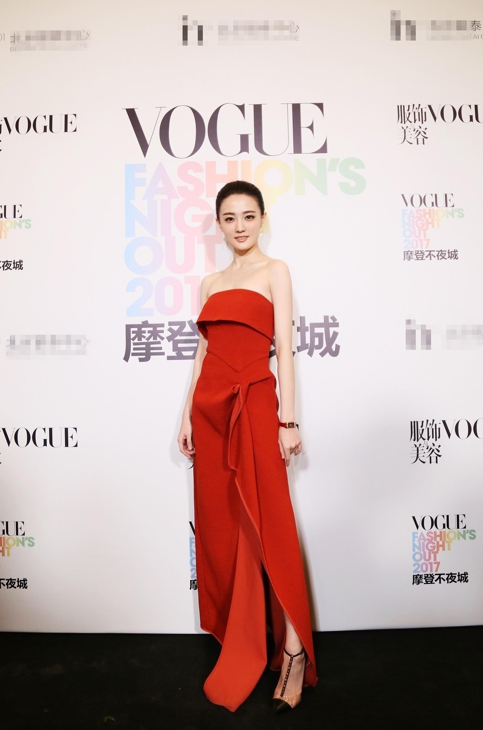 红毯上的徐璐真惊艳,穿淡蓝色抹胸裙锁骨明显,真的好瘦呀