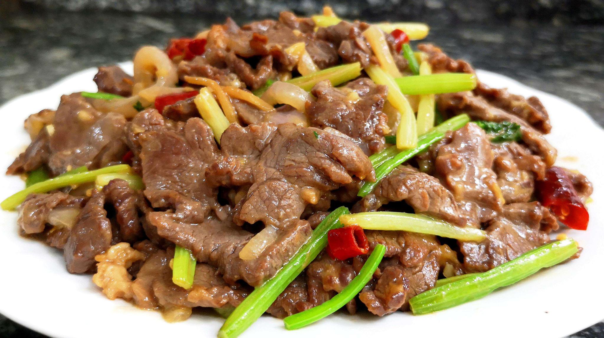 学会这样做酸菜炒牛肉开胃解馋超下饭好吃到连汤汁都不剩