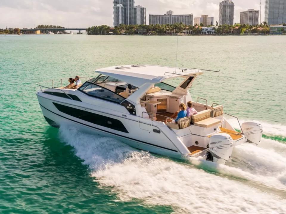 凭空间征服你8艘让你爱不释手的双体动力豪华游艇