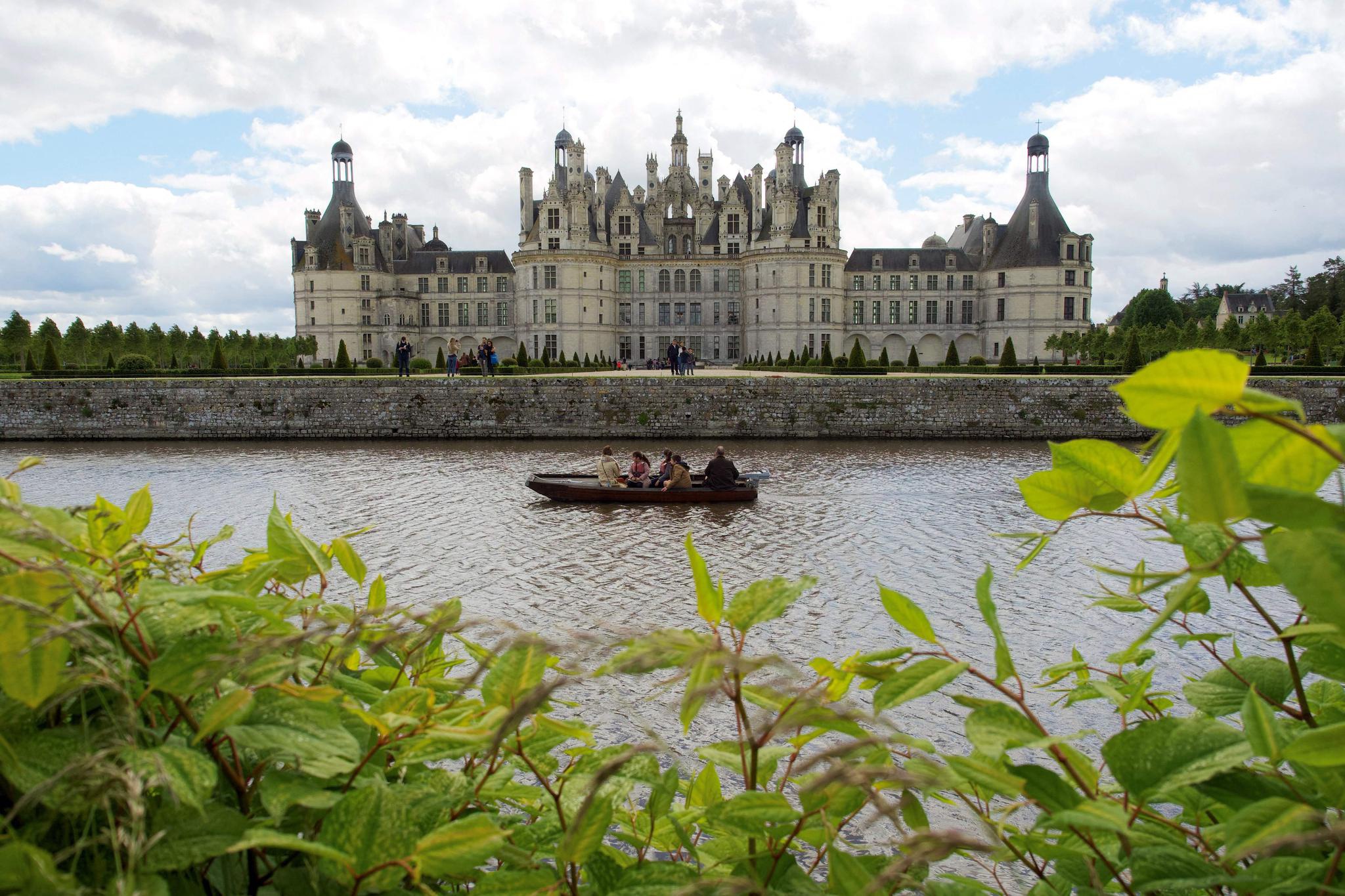 5月23日,游客乘船经过法国卢瓦尔-谢尔省的尚博尔城堡.新华社/法新