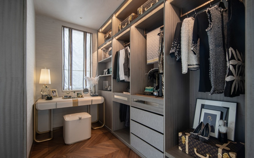 2,设计注意对于拐角处有窗户的空间设计衣帽间,为了不遮挡窗户,我们