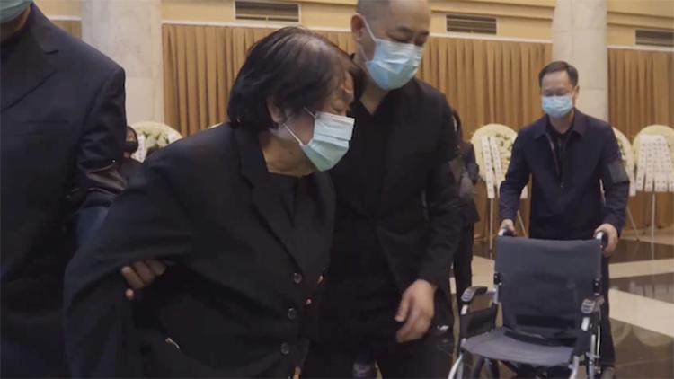 最后的道别！夫人邓则坐轮椅泪别袁隆平