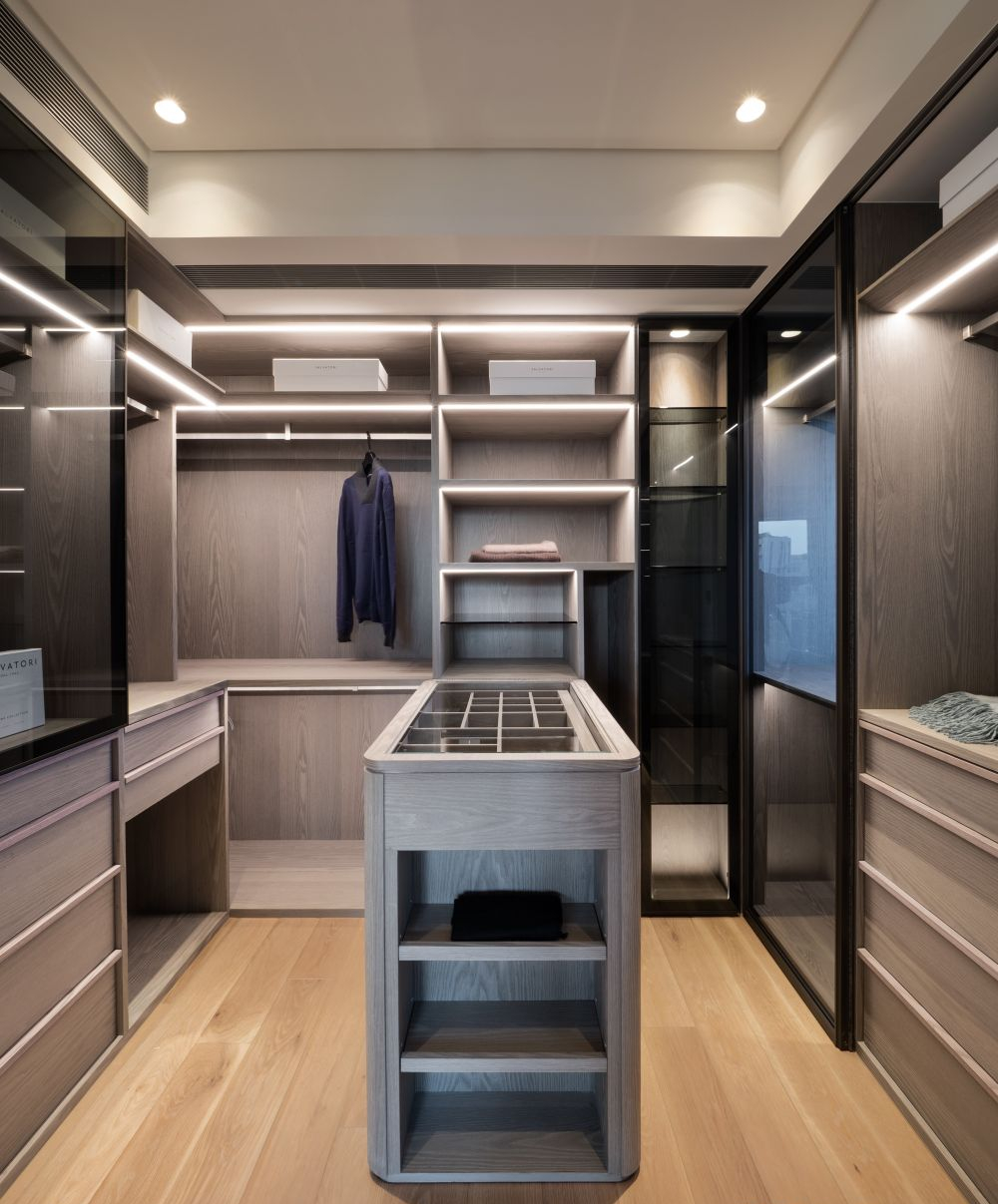 中岛衣帽间的四周,参考u型衣帽间,设计柜体或梳妆台,中间部分设计中岛