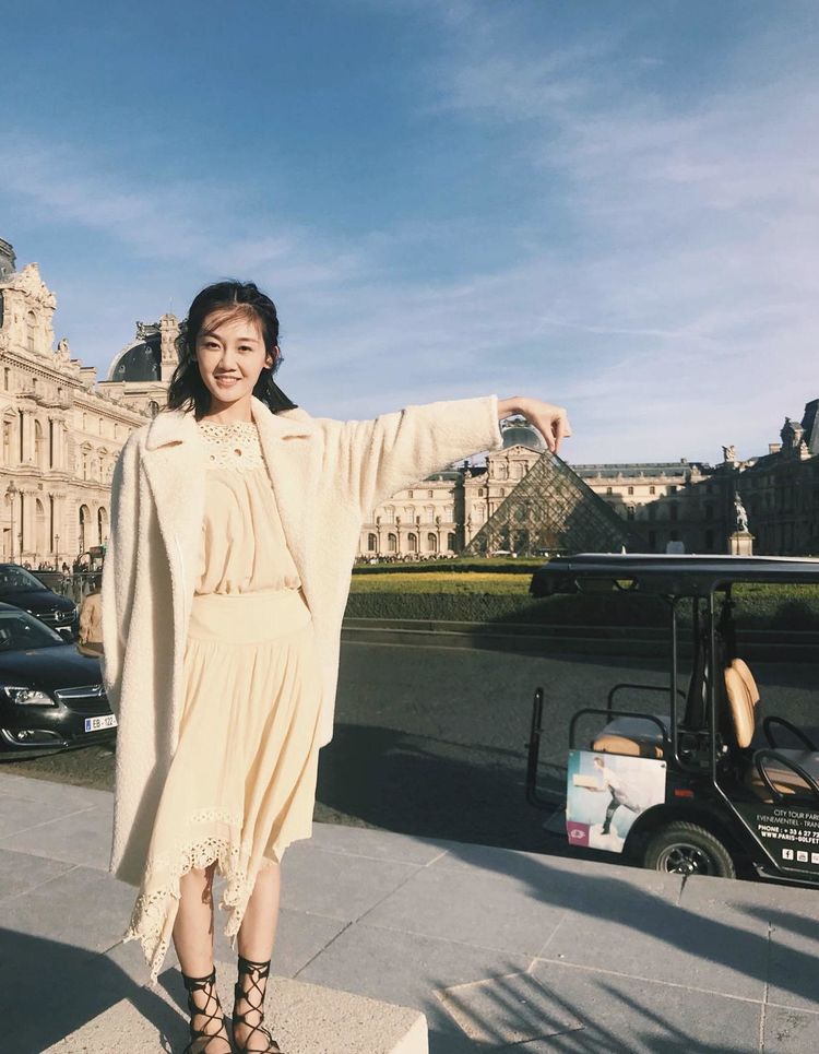 郑恺老婆苗苗一个人现身机场,粉色外套配阔腿裤很低调,生图很美