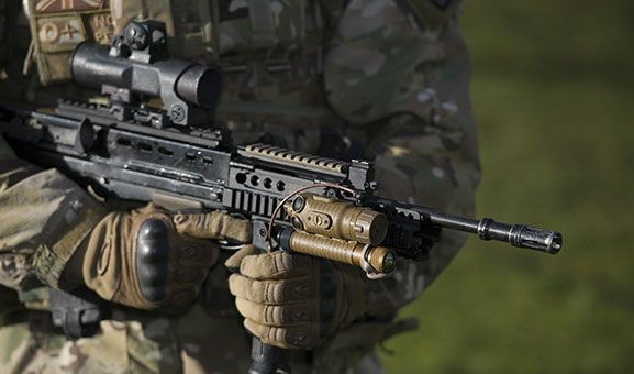 曾经的一流单兵利器sa80突击步枪有多鸡肋士兵疯狂卡壳