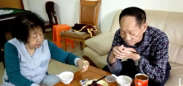 夫人坐轮椅泪别袁隆平,这世上又少了一个深情的男人休闲区蓝鸢梦想 - Www.slyday.coM 夫人坐轮椅泪别袁隆平,这世上又少了一个深情的男人休闲区蓝鸢梦想 - Www.slyday.coM