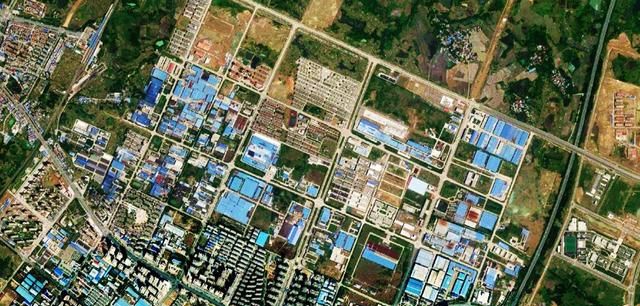 卫星航拍安徽桐城市城区紧依大别山六尺巷今犹在