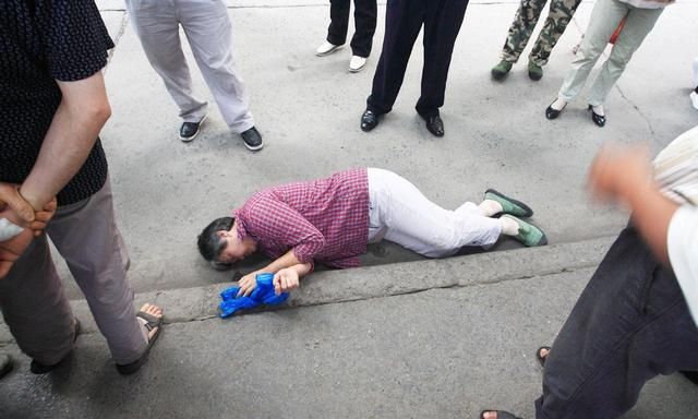 孩子摔倒父母怎么做 孩子摔倒扶不扶的正确答案