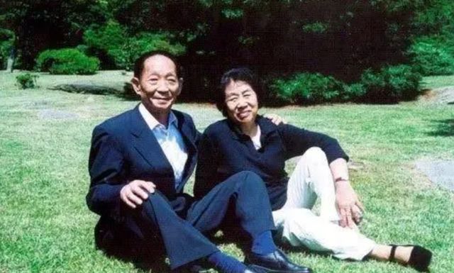 夫人坐轮椅泪别袁隆平,这世上又少了一个深情的男人休闲区蓝鸢梦想 - Www.slyday.coM 夫人坐轮椅泪别袁隆平,这世上又少了一个深情的男人休闲区蓝鸢梦想 - Www.slyday.coM