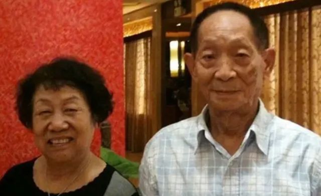 夫人坐轮椅泪别袁隆平,这世上又少了一个深情的男人休闲区蓝鸢梦想 - Www.slyday.coM 夫人坐轮椅泪别袁隆平,这世上又少了一个深情的男人休闲区蓝鸢梦想 - Www.slyday.coM