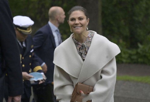 瑞典女王储独自现身米色外套内搭碎花裙没有老公陪伴依然温柔