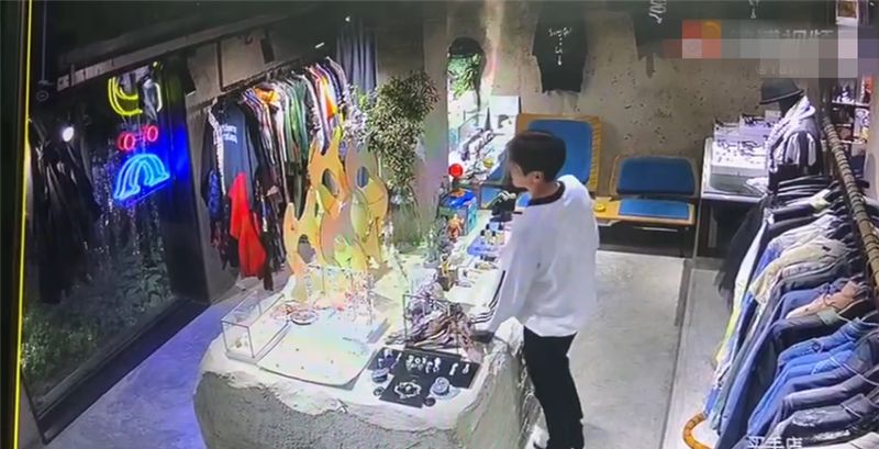 青三选手彦希否认偷东西后,店主公开监控视频,当事人道歉并回应休闲区蓝鸢梦想 - Www.slyday.coM