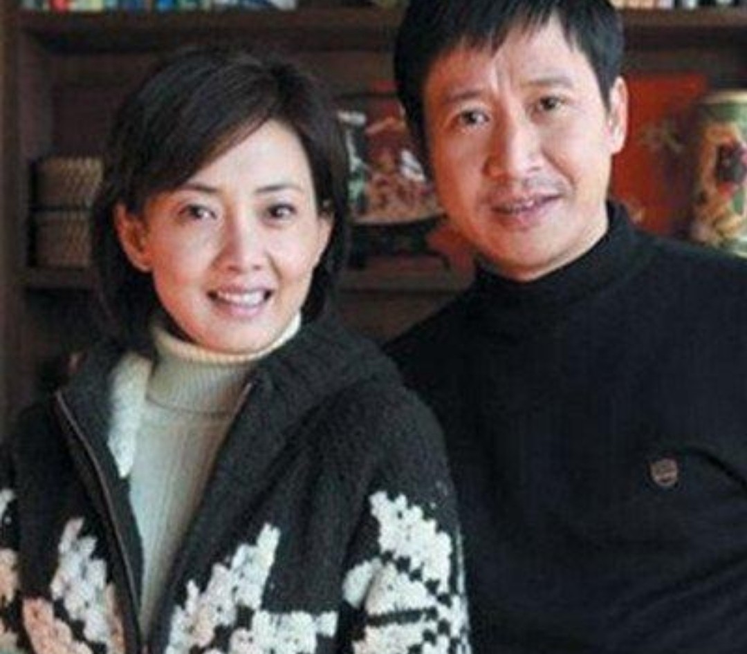 牛莉直言健身是为了取悦老公结婚24年仍甜蜜晒视频发际线瞩目