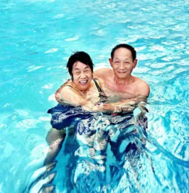 夫人坐轮椅泪别袁隆平,这世上又少了一个深情的男人休闲区蓝鸢梦想 - Www.slyday.coM 夫人坐轮椅泪别袁隆平,这世上又少了一个深情的男人休闲区蓝鸢梦想 - Www.slyday.coM