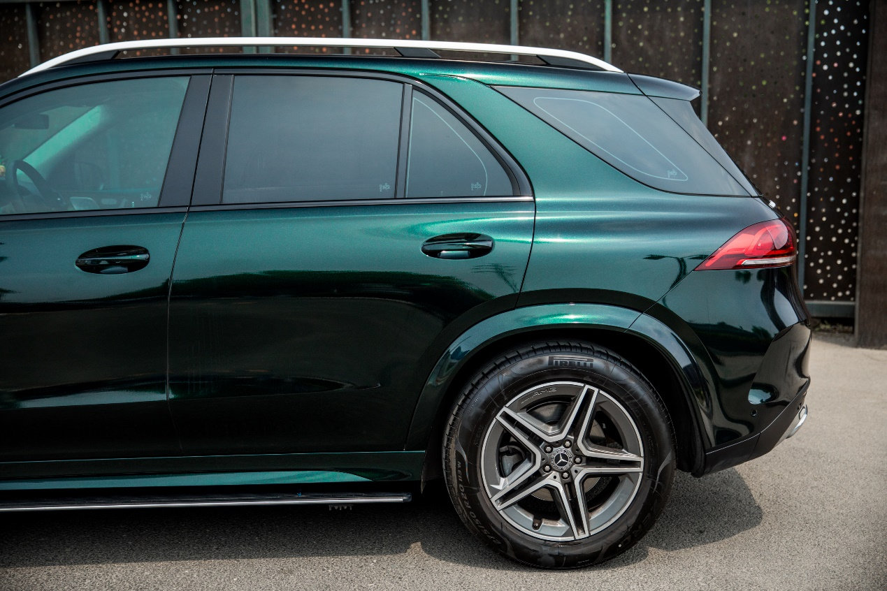膜呗改色案例:奔驰gle350改色祖母绿色 华贵气质无法隐藏