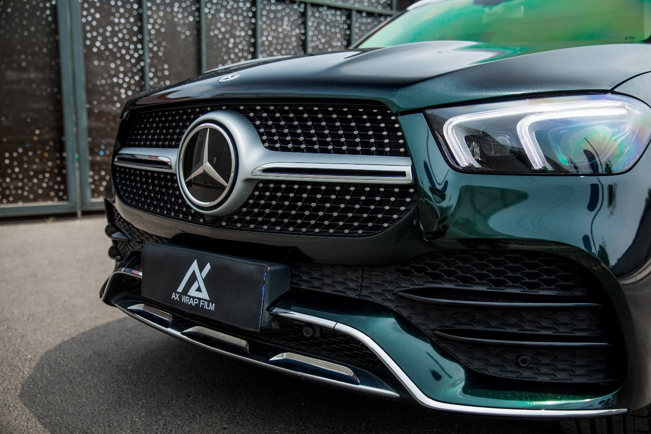 奔驰gle的车长4955mm,车身宽度达到了2018mm,轴距2935mm,中规中矩的