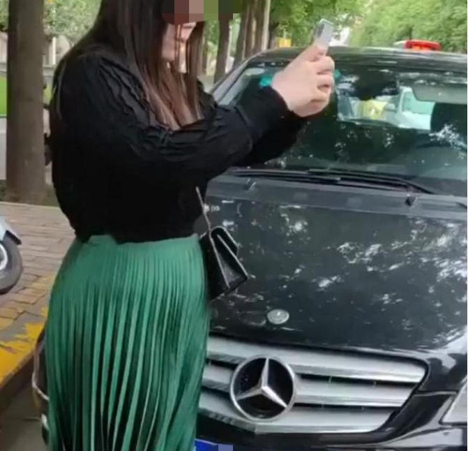 奔驰车主路边违停,交警劝离被怒怼：你骂我了,我凭啥出示证件休闲区蓝鸢梦想 - Www.slyday.coM