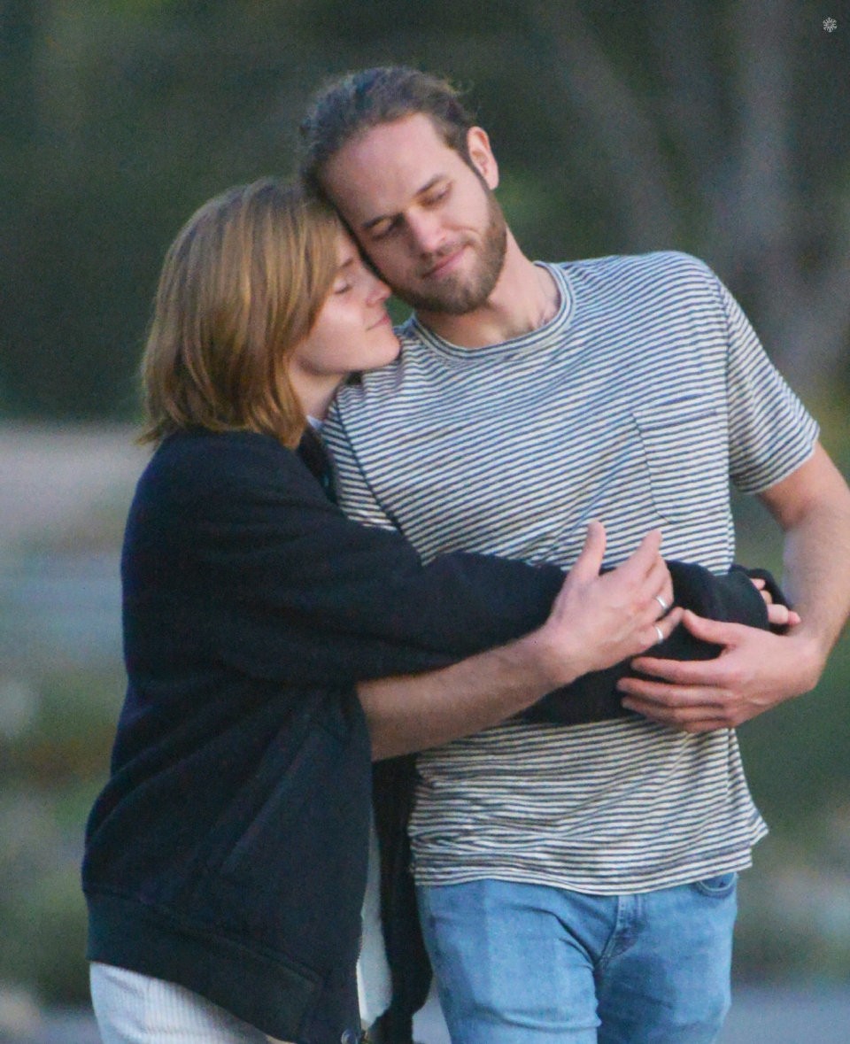 31岁赫敏和男友约会走路也要抱一起亲吻网友两个人长得好像