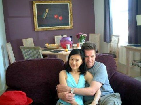 她曾是央视主持人,后嫁英国人生下龙凤胎,今49岁独自抚养孩子