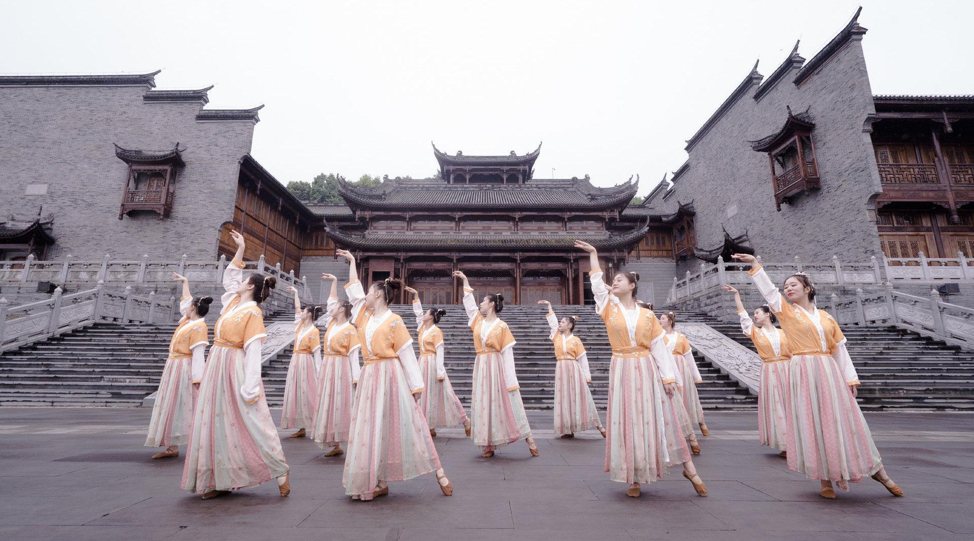 古典舞《浮光》,一颦一笑,一动一静,如此温婉柔美……_新浪新闻