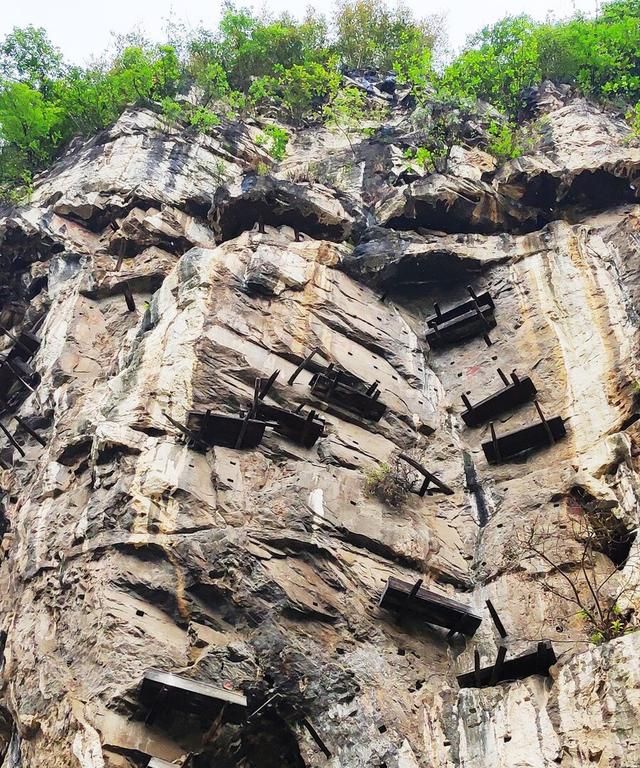 陡峭崖壁上的神秘僰人悬棺,隐藏着什么秘密?