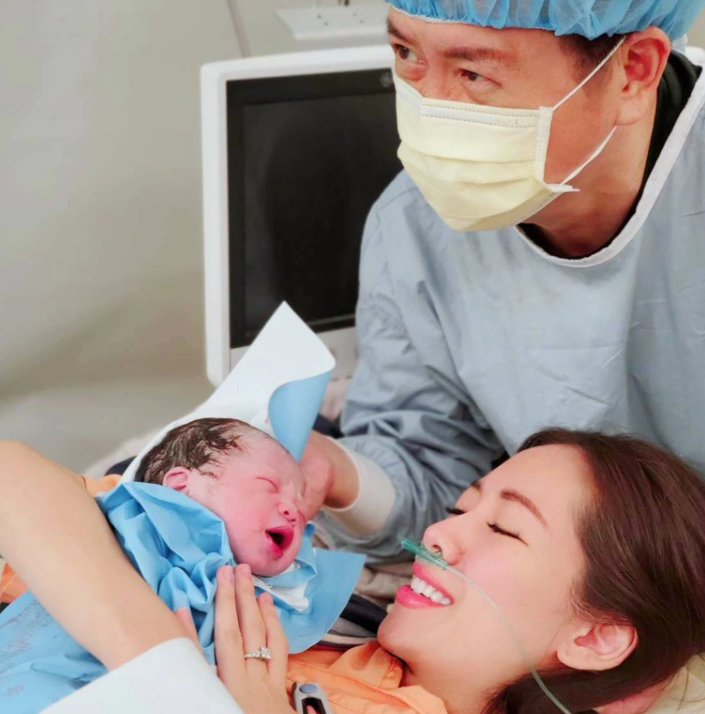 恭喜36岁女星刘伊心宣布二胎产子60岁富豪3度当爸激动落泪