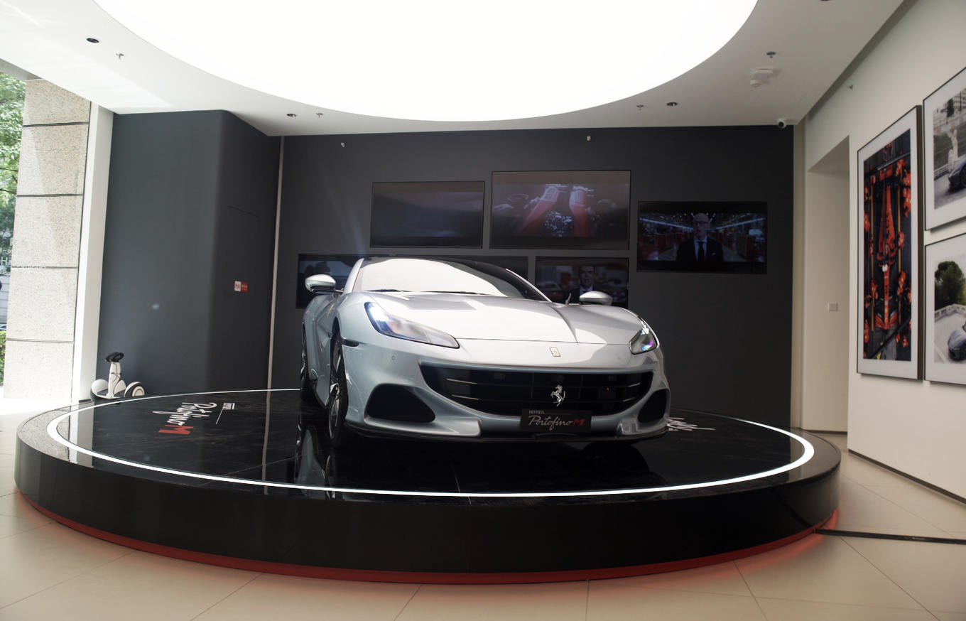 法拉利金宝街展厅有着法拉利统一的设计风格,那台漂亮的portofino m