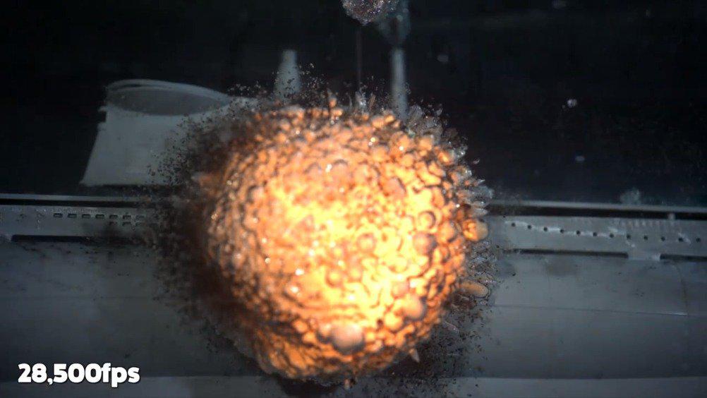 模拟深水炸弹在水下爆炸对潜艇造成的破坏性影响