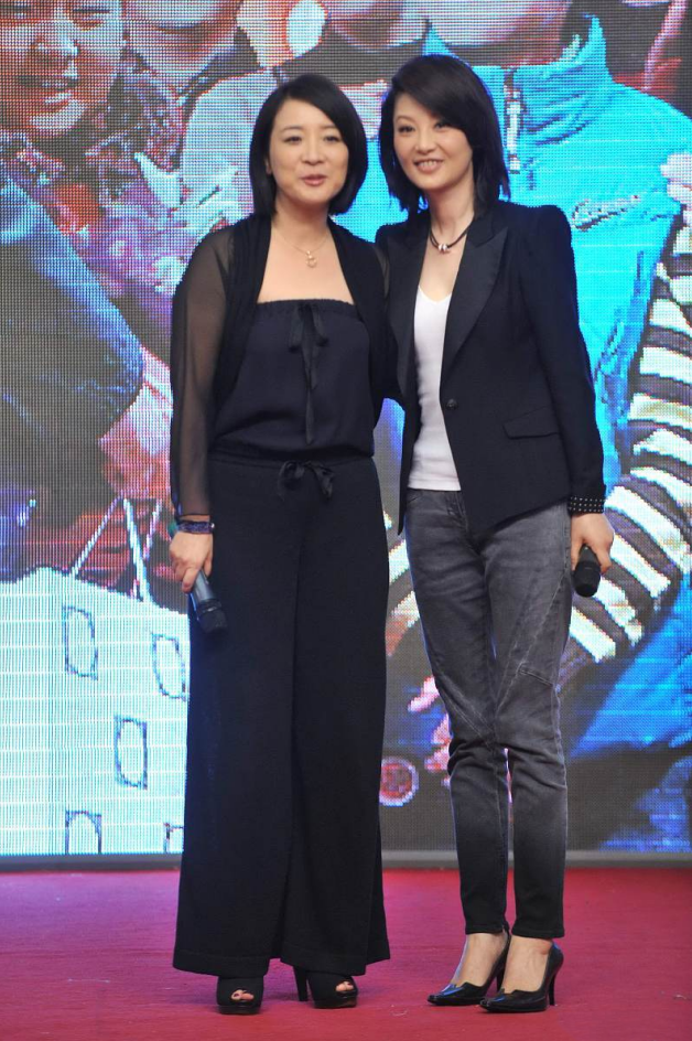 陈小艺的微胖身材看着刚好,圆脸减龄又显年轻,穿一身黑也不显老