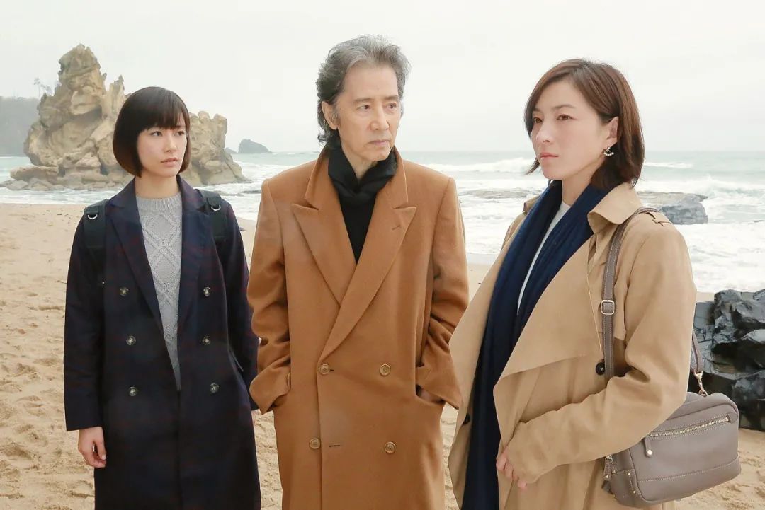 水川麻美还和田村正和合作过《买地方报纸的女人》(2016),当时还