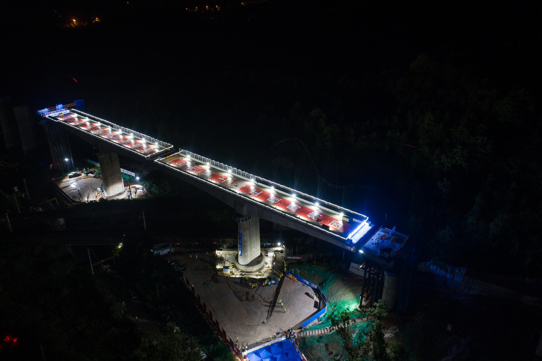 常益长铁路最后一座转体连续梁成功转体