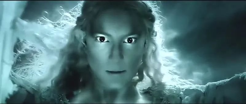 面目狰狞地嘶吼,像是要活吞了银幕前的你;黏糊糊的奥克胚子从泥浆里