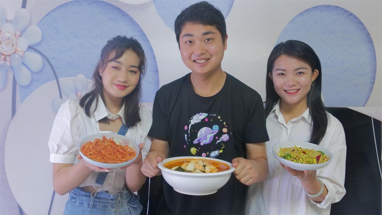 邻居姐姐初露厨艺,贴心给王树女友做了鲜虾汤,勾的小娜胃口大开