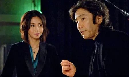 而反町隆史的妻子松岛菜菜子在《古畑》出演过美女杀人犯,跟田村老爷