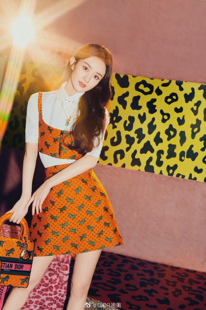 赵丽颖身着橙色恐龙趣意十足,黑色尼龙条纹套装展现酷帅一面!
