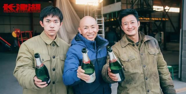 易烊千玺吴京《长津湖》杀青照服装惹争议,网友:这是不想拍戏?