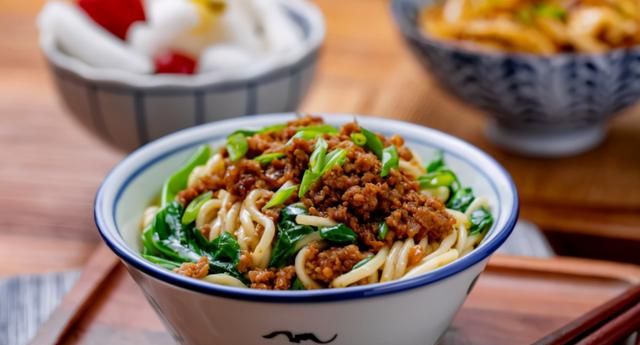 宋轶为何超莲解说独家炸酱面听着就想干三碗