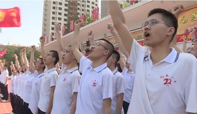 场面震撼老师们为学生奔跑摇旗呐喊衡水二中高三学生高考宣誓