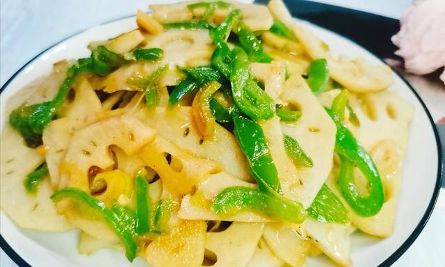 初夏时节做一道青椒炒莲藕入口微辣回味清甜很好味