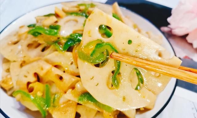 初夏时节做一道青椒炒莲藕入口微辣回味清甜很好味