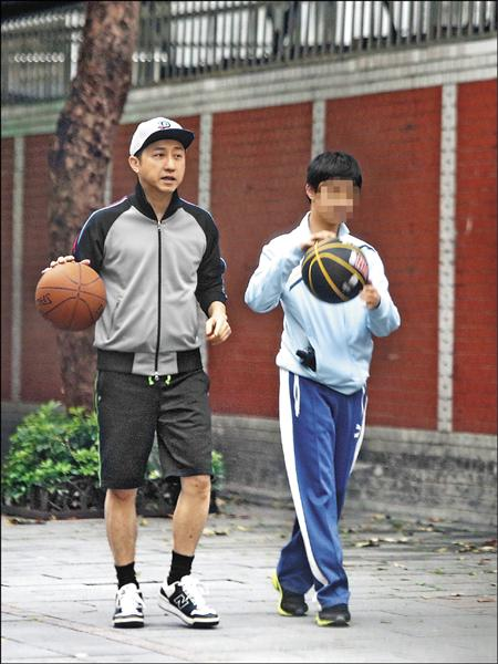 二婚主播娇妻罕见露面,一双儿女娇小可爱|庾澄庆|张嘉欣|儿子_新浪