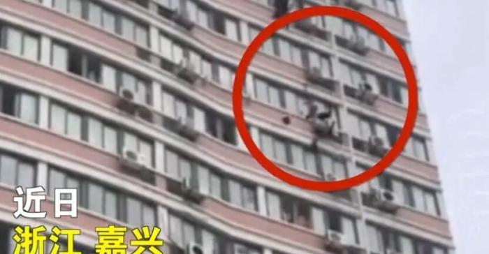 猖狂!醉酒女子和男友吵架从15楼扔下123件物品,楼下一片凌乱休闲区蓝鸢梦想 - Www.slyday.coM 猖狂!醉酒女子和男友吵架从15楼扔下123件物品,楼下一片凌乱休闲区蓝鸢梦想 - Www.slyday.coM