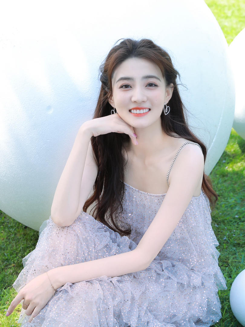"方脸女神"徐璐又美出圈了,穿吊带纱裙气质清新,而且还很洋气