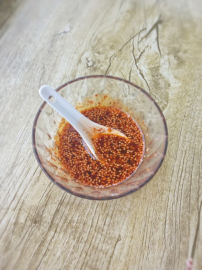 【所需食材:鸡胸肉一块,生姜一块,香葱一根,生抽酱油两勺,醋,花椒油