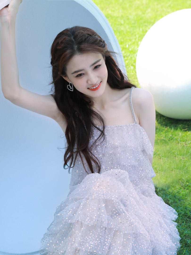 "方脸女神"徐璐又美出圈了,穿吊带纱裙气质清新,而且还很洋气
