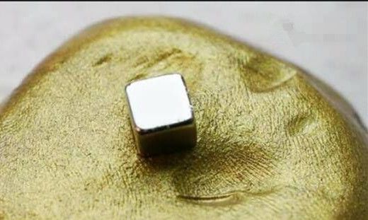 小伙把一块磁铁放在黄金表面,发生了惊人的一幕!