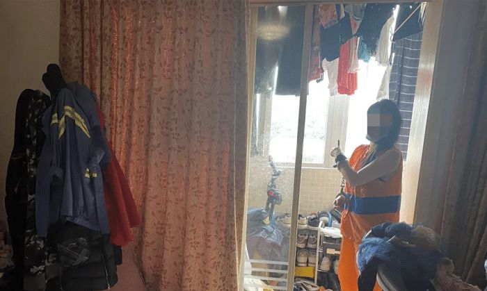 猖狂!醉酒女子和男友吵架从15楼扔下123件物品,楼下一片凌乱休闲区蓝鸢梦想 - Www.slyday.coM 猖狂!醉酒女子和男友吵架从15楼扔下123件物品,楼下一片凌乱休闲区蓝鸢梦想 - Www.slyday.coM