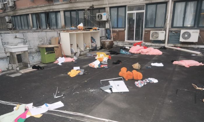 猖狂!醉酒女子和男友吵架从15楼扔下123件物品,楼下一片凌乱休闲区蓝鸢梦想 - Www.slyday.coM 猖狂!醉酒女子和男友吵架从15楼扔下123件物品,楼下一片凌乱休闲区蓝鸢梦想 - Www.slyday.coM