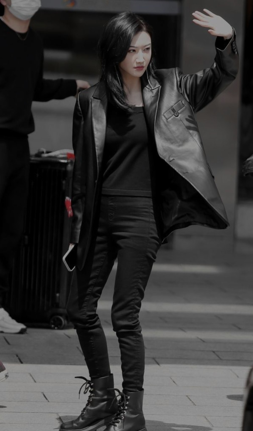 景甜穿黑皮衣配马丁靴,塑造出高冷女神形象,身材颜值都无可挑剔